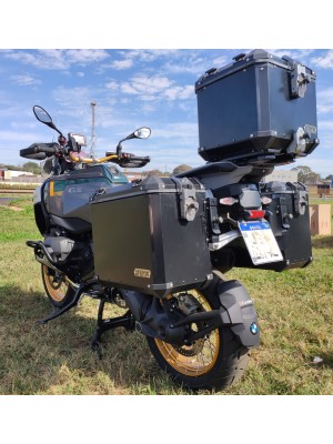 BMW R1300 GS ADV - KIT Baus lat. aluminio 54/53 L + BAULETO 39 L encaixe em aço direto no suporte original BMW (nao necessita suporte adicional) BMW R1300 GS ADV - KIT Baus lat. aluminio 54/53 L + BAULETO 39 L encaixe em aço direto no suporte original BMW (nao necessita suporte adicional)