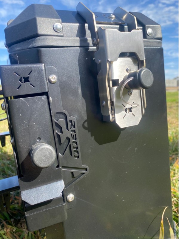 BMW R1300 GS ADV - KIT Baus lat. aluminio 44/43 L + BAULETO 49 L encaixe em aço direto no suporte original BMW (nao necessita suporte adicional) BMW R1300 GS ADV - KIT Baus lat. aluminio 44/43 L + BAULETO 49 L encaixe em aço direto no suporte original BMW (nao necessita suporte adicional)