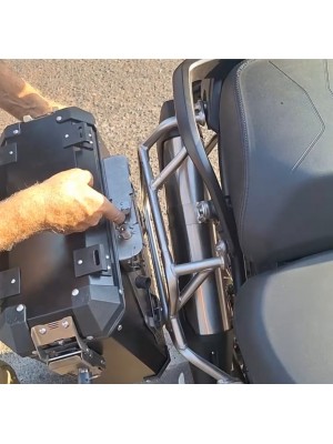 Triumph Explorer 1200/2022+ - Baus laterais 44/40 aluminio par-  encaixe direto no suporte de fabrica