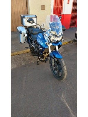 TIGER 800> KIT PAR BAUS LATERAIS 36/44L + SUPORTES  + BAULETO 49L  ALUMÍNIO (1 1/2 CAPACETE) COM SUPORTE